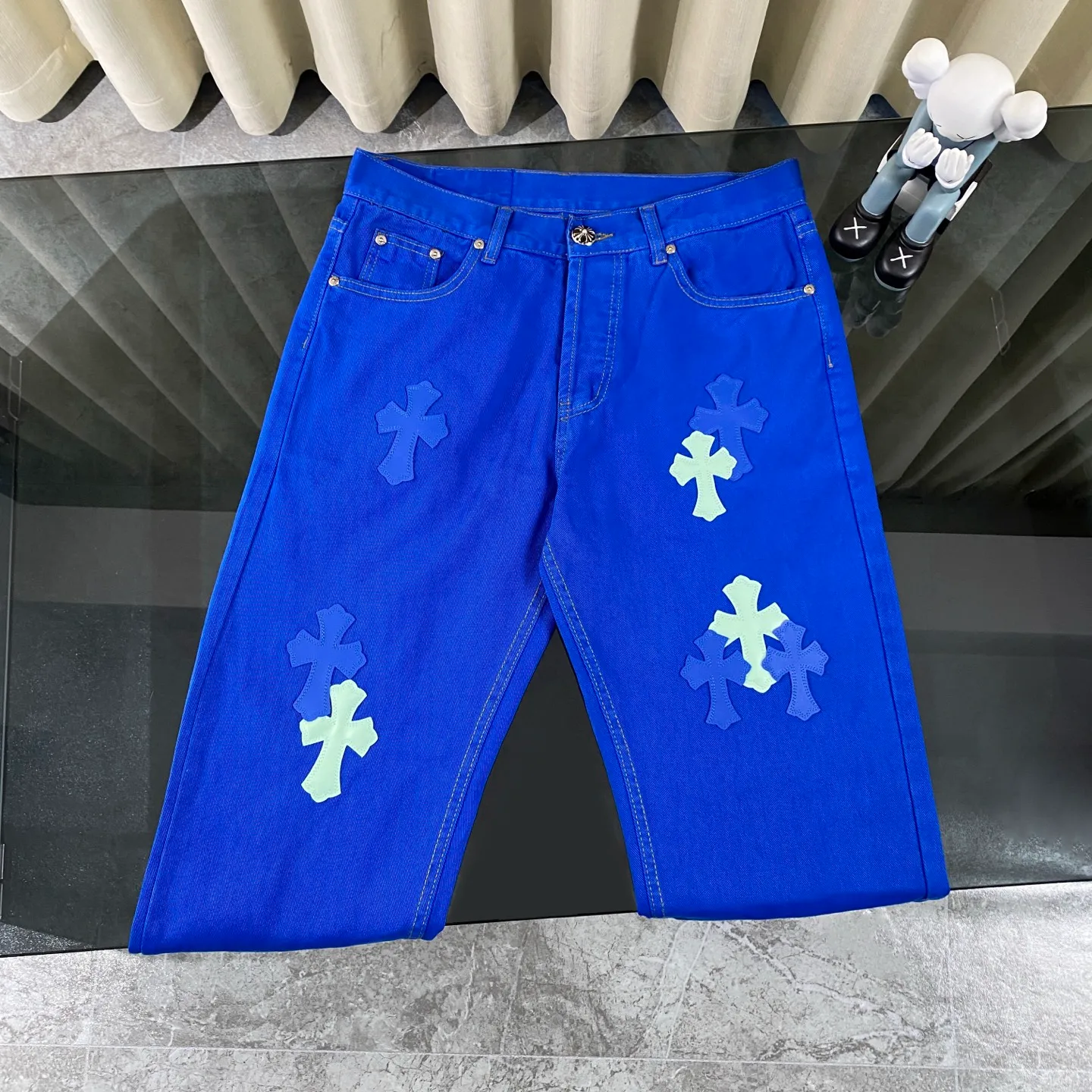 P250 CH Chromehearts 2025 New London Limited Double Blue Cross Patch Leather Jeans Jeans Top ceiling quality Styles with different washed textures are very friendly to people with thin legs and thick legs. The straight and loose version is very flattering to the leg shape. Moderate length that never goes out of style, easy to match with casually, basic styling for various styles, a must-have in the wardrobe! The fabric is stiff but also makes the upper body soft without losing texture. The washing process is even more perfect. It is a must-have item for everyone! ! ! Washed wheat, hang tag, pants label, three labels complete Color: blue Size: 28, 30, 32, 34